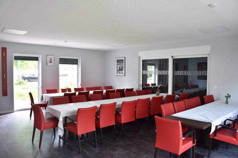 Langer Tisch für eine Feier im Saal