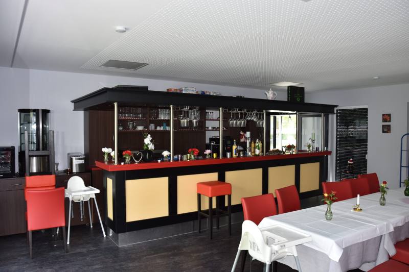 Bar mit Hochstühlen