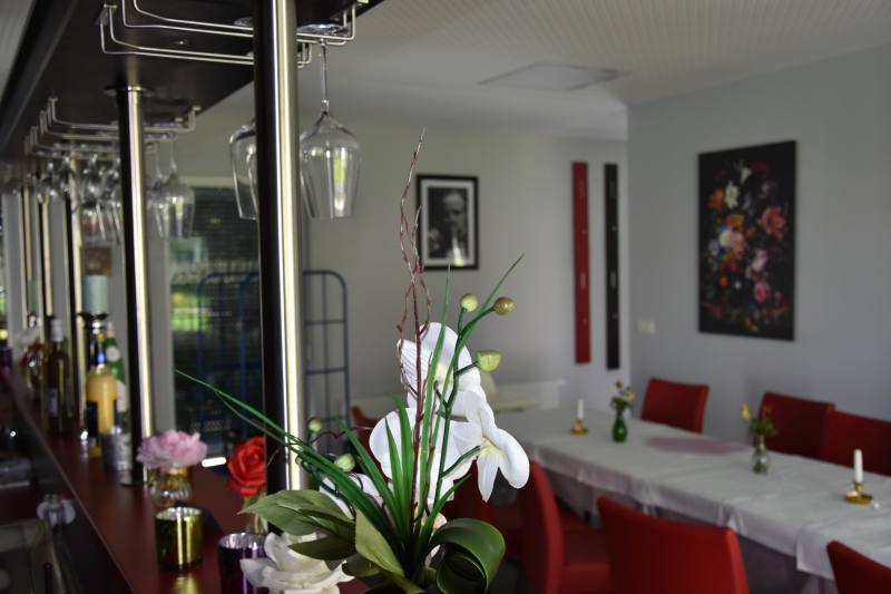 Tisch mit Orchidee