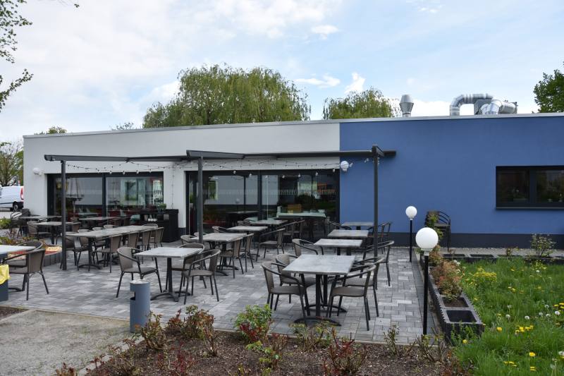 Terrasse mit Sonnensegel