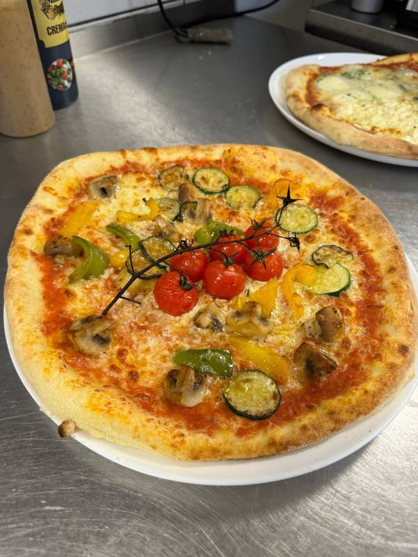 Pizza mit gegrilltem Gemüse
