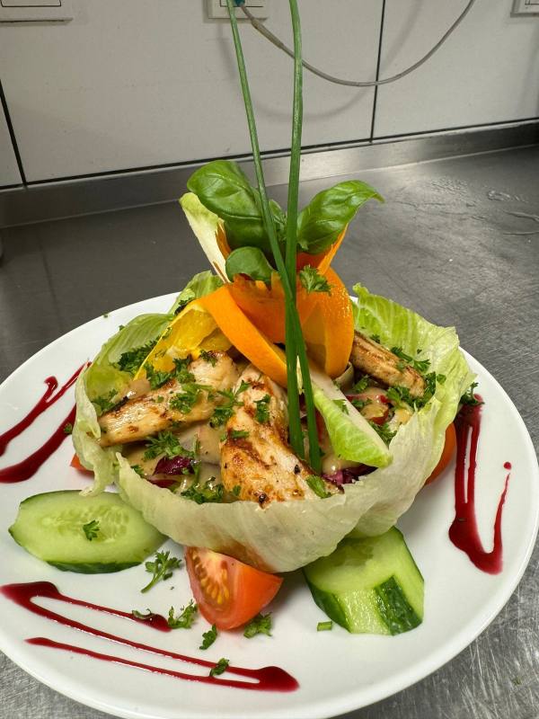 Salat mit gegrilltem Hähnchen
